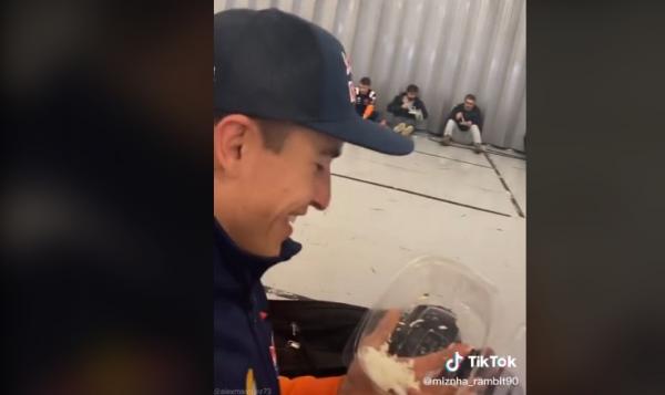 Viral di Media Sosial Video Marc Marquez Makan Nasi Kotak, Begini Komentar Netizen