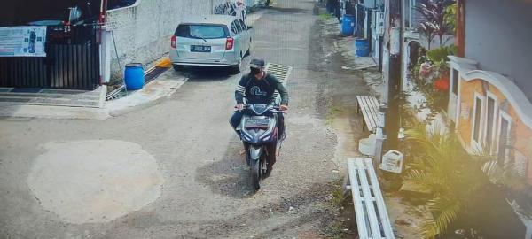 Viral Maling Penutup Besi Got di Depok, Saat Beraksi Lepas Nopol Motornya