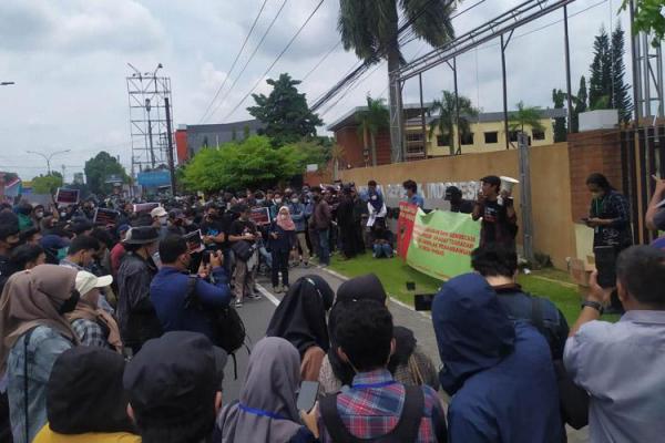 Minta Warga yang Ditahan Dibebaskan, Massa Peduli Wadas Gelar Aksi di Polda DIY