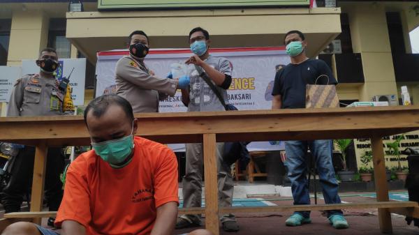 Heroik! Ojol di Surabaya Tumbangkan Jambret di Jalan Raya