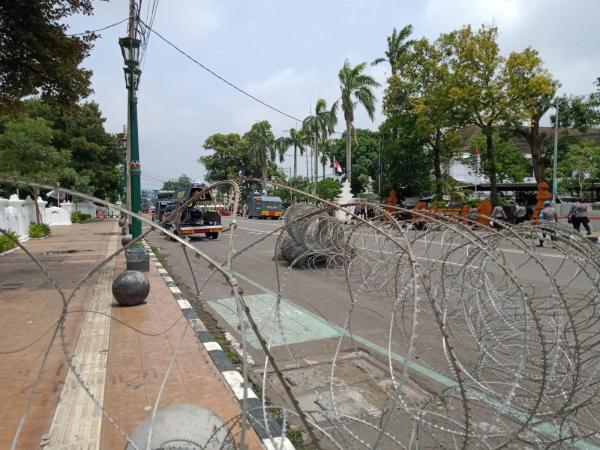 Rapat Paripurna Pergantian Ketua DPRD Kota Cirebon Ruas Jalan Siliwangi DiTutup, Petugas Disiagakan