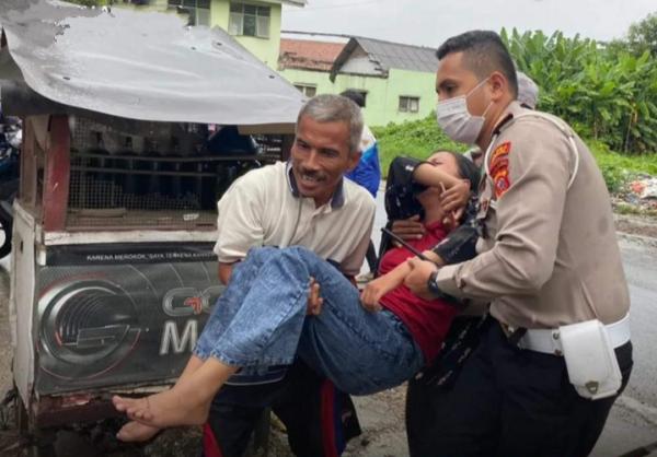Kasat Lantas Polres Karawang Evakuasi Korban Laka Menuju Klinik Terdekat