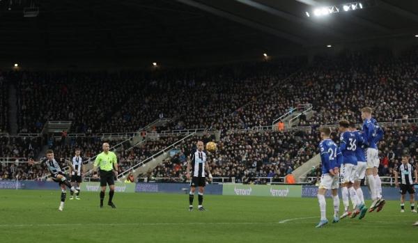 Kalahkan Everton 3-1, Newcastle United Keluar Dari Zona Degradasi