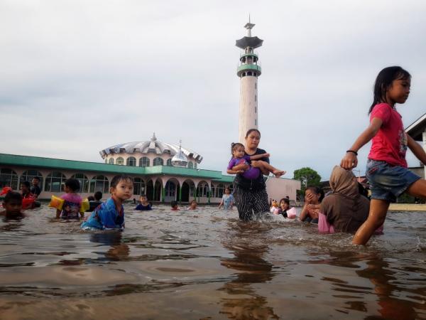 Banjir Sungai Mahakam Jadi Arena Bermain Anak-Anak