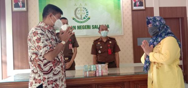 Mantan Direktur Bank Salatiga Serahkan Denda Perkara Korupsi Sebesar Rp300 Juta