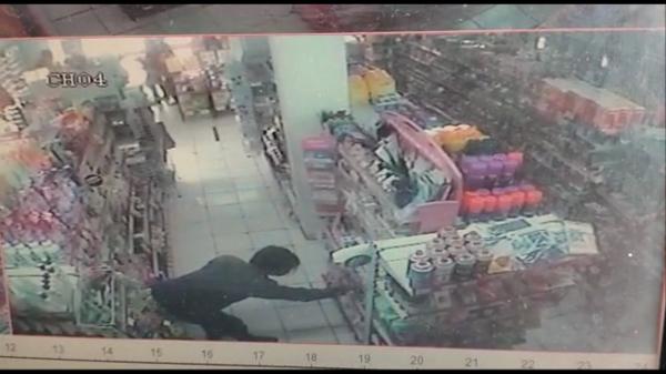 Terekam CCTV, Seorang Pemuda Mencuri di Minimarket Demi Senang-Senang