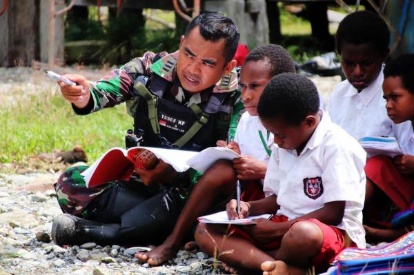 Bikin Adem, Ini Foto-Foto Marinir TNI AL Mengajar Anak di Pedalaman Papua