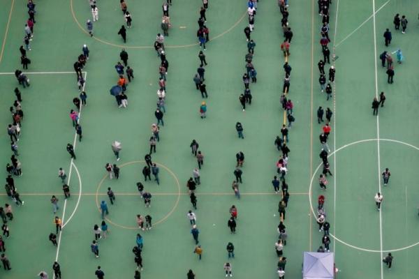 Harus Menunggu Berjam-jam di Lapangan, Potret Antrean Swab Di China
