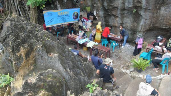 Pertama di Indonesia, PFI Peringati HPN Dengan Khitanan Massal di Kawasan tebing-tebing Batu