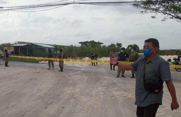 Satpol PP Segel Proyek Pengurugan Lahan Perumahan di Gunung Anyar Surabaya