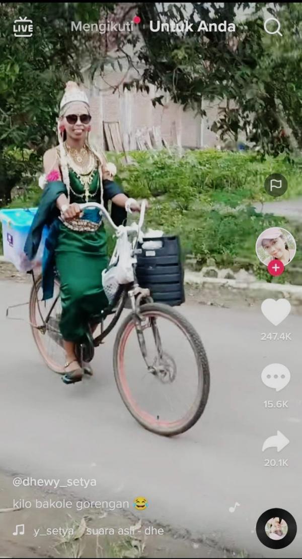 Viral ' Nyi Roro Kidul Ratu Pantai Selatan' Bersepeda