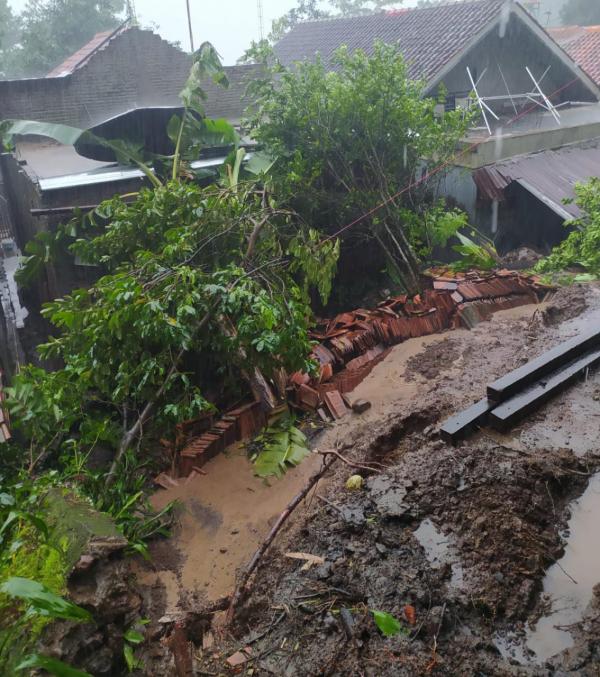 Pasca Hujan, 3 Rumah di Brebes Terdampak Longsor