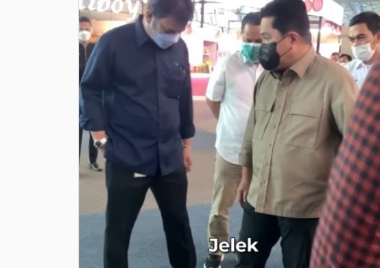 Erick Thohir Keluhkan Karpet Bandara Soetta, Warganet: Jangan Kalah Sama Changi 