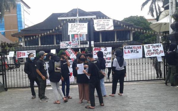 Mahasiswa Demo di Depan Kantor DPRD Salatiga, Bentuk Solidaritas Wadas
