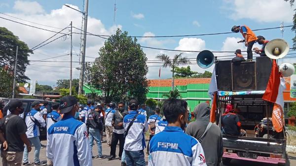 Protes Kebijakan Menaker Tentang JHT, Buruh Di Cirebon Gelar Aksi Demonstrasi