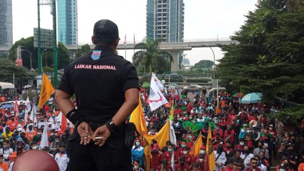Protes Permenaker JHT,  Ribuan Buruh di Karawang Demo di Kemenaker dan BPJS