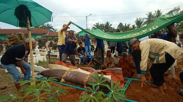 Jenazah Novi Amelia Tiba di Kampung Halaman, Isak Tangis Iringi Pemakaman