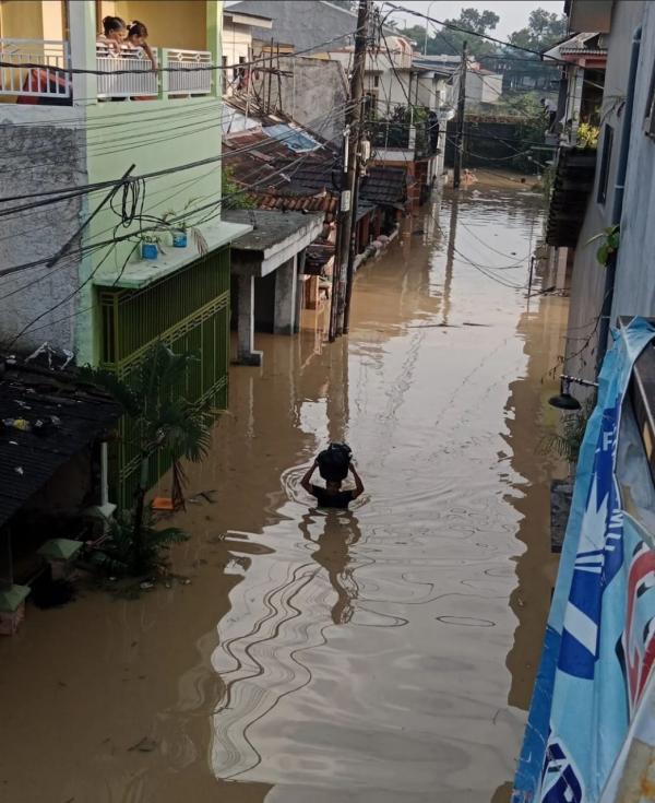 Perumahan Pondok Gede Permai Bekasi Terendam Banjir, Warga Mengungsi