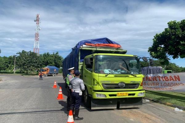 130 Truk Kelebihan Muatan Ditindak Polisi, Lokasi Tol Tangerang - Merak