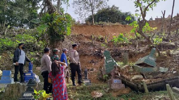 Longsor Terjang TPU di Palaran, Ratusan Makam Rusak Parah