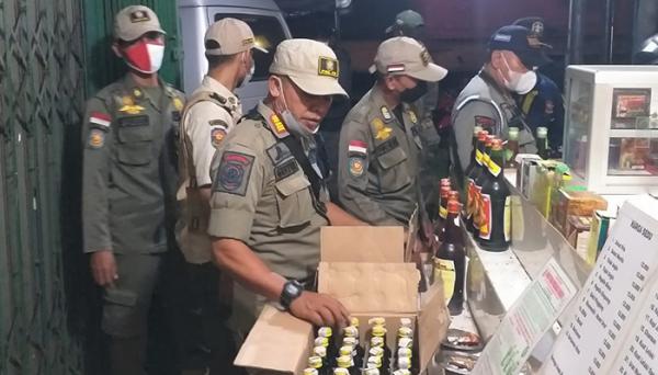 Operasi Pekat, Satpol PP Kota Cilegon Sita Ratusan Botol Minuman Keras