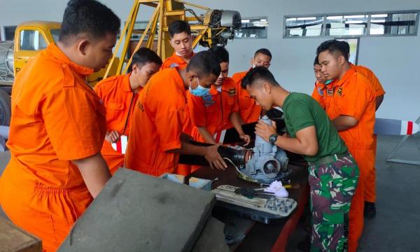 Mengintip Siswa SMK Penerbangan Praktek Kerja di Bengkel Pesawat TNI AL