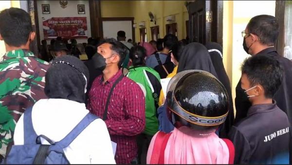 Warga Serbu Vaksinasi Booster Berhadiah Keping Emas di Polres Berau