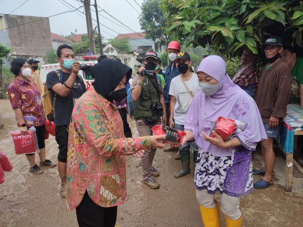 Mensos Tri Rismaharini Sambangi Korban Banjir Bojong Kulur Bogor