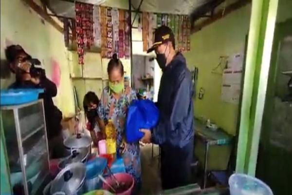 Demi Mendukung UMKM Tetap Beroperasi, Wali Kota Madiun Bagikan Minyak Goreng Gratis