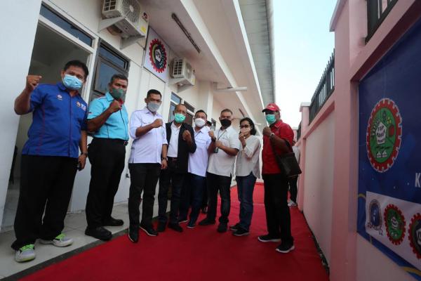 BPJamsostek Serahkan Bantuan Sembako Kepada Pekerja Kota Surabaya