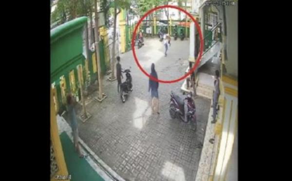 Biadab! Bocah Dibully dan Dibanting 5 Remaja di Masjid Makassar