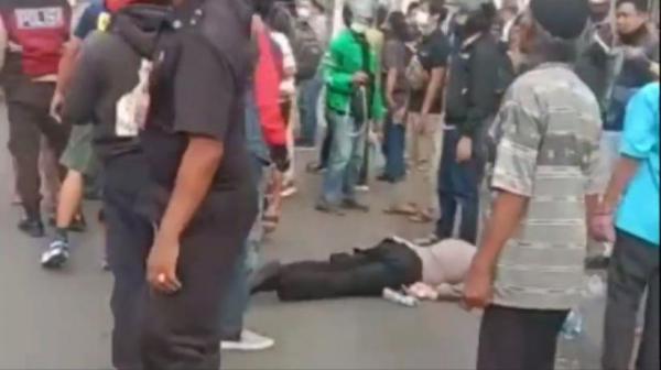 Polisi Ini Nekat Lompat dari Angkot di Matraman