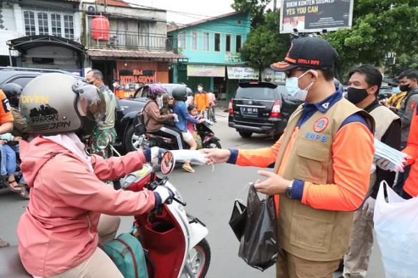 Kepala BNPB Cimahi Bagikan Ribuan Masker ke Masyarakat