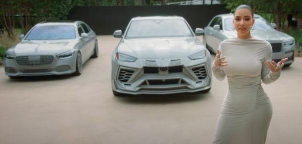 Lupakan Kanye West, Kim Kardashian Ubah Warna 3 Mobil Supermewah Agar Matching Dengan Rumah Baru