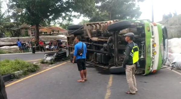 Mesin Mati, Truk Hino Mundur dan Terguling di Tanjakan Jalan Gentong Tasikmalaya
