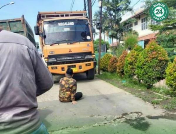 Heboh! Aksi Anggota DPRD Kabupaten Bogor Duduk Bersila Hadang Mobil Tronton Di Ciseeng