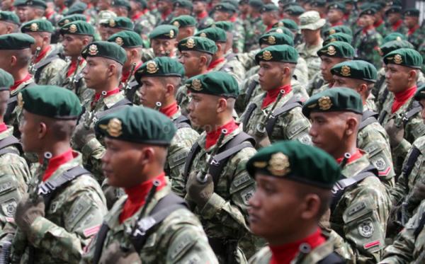 Nekat Tusuk Anggota Kostrad, Pria Jaket Merah Diburu