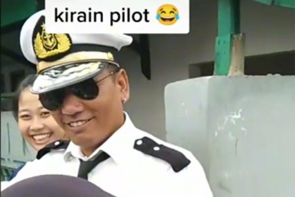 Nyentrik! Sandiaga Uno Puji Penjual Cimol Pakai Baju Pilot: Marketing Tingkat Dewa