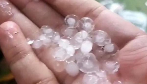 Fenomena Alam, Hujan Es di Surabaya Sebesar Kelereng Membuat Warga Panik