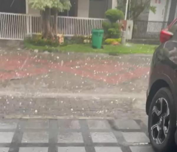 Hujan Es dan Angin Kencang Landa Wilayah Surabaya, Pertanda Apa!