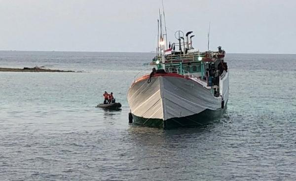 Menegangkan, Detik-Detik TNI AL Evakuasi Kapal Nelayan Karam di Kepulauan Seribu