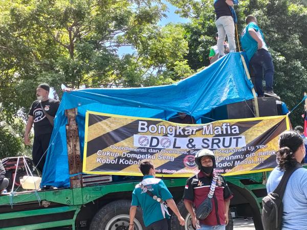 Tolak Aturan ODOL, Sopir Truk Logistik Demo Dishub Jatim