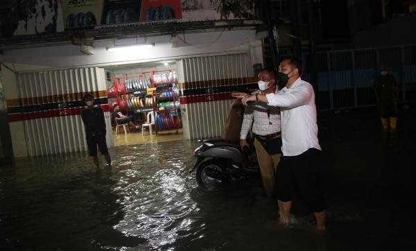 Sungai di Surabaya Tak Mampu Tampung Curah Hujan Tinggi, Pemkot Surabaya Turun ke Gang-gang