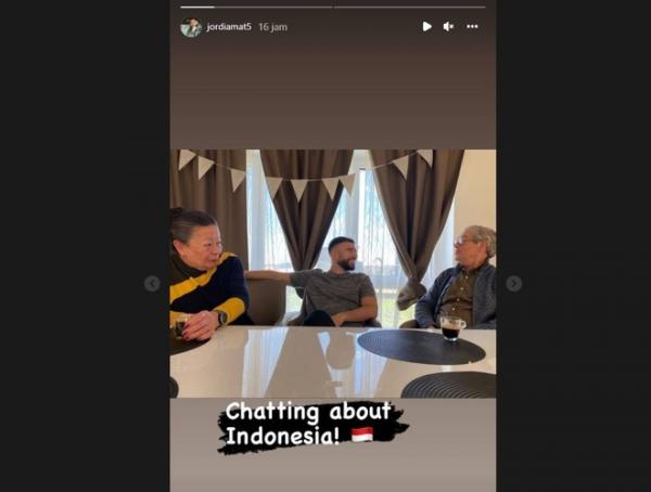 Tak Sabar, Jordy Amat Ulik Suasana Indonesia Bersama Kakek dan Nenek