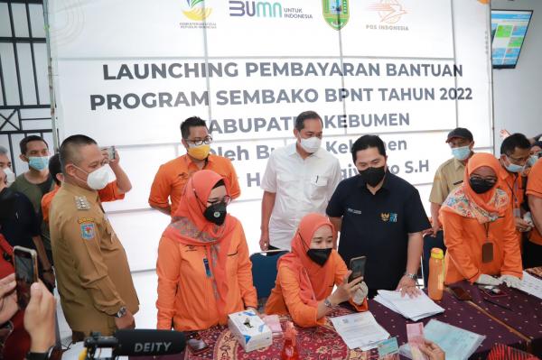 Mendag dan Menteri BUMN Hadiri Peluncuran Bansos Sembako Tunai di Pasar Dorowati