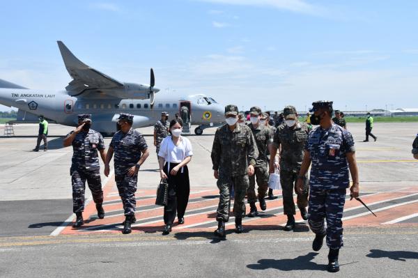 Pimpinan Angkatan Laut Korea Selatan Mendarat di Pangkalan Udara Angkatan Laut Juanda