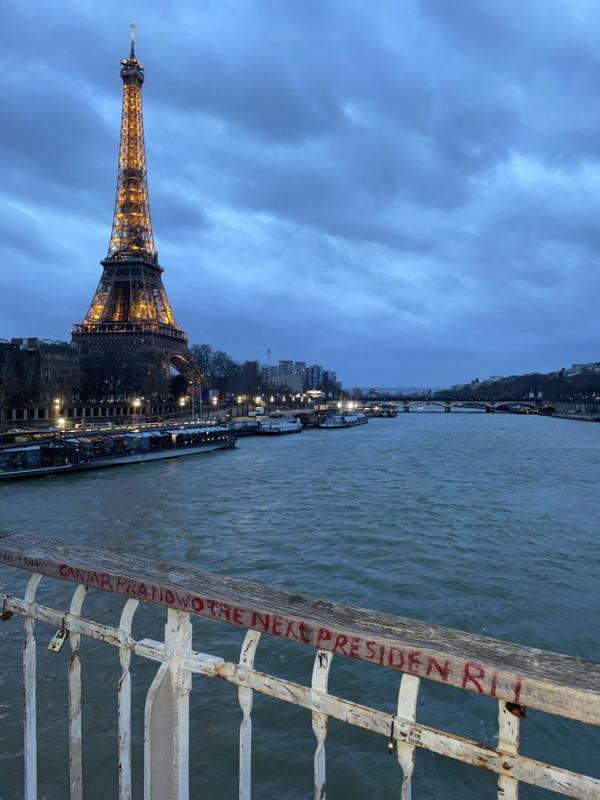 Viral Vandalisme Bertulis Ganjar The Next Presiden RI di Menara Eiffel