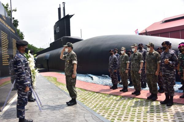 Pimpinan Angkatan Laut Korea Selatan Memberikan Penghormatan Kepada Awak KRI Nanggala-402