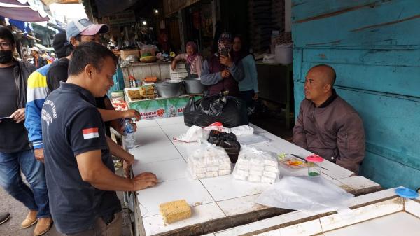 Pedagang Tahu Tempe di Pasar Cikurubuk Kota Tasikmalaya Tetap Berjualan saat Aksi Mogok Massal