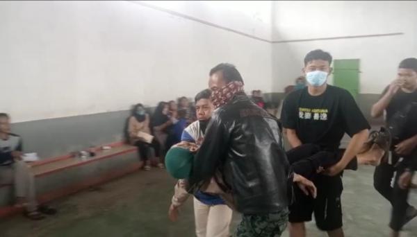 Seorang Kakek Jatuh Pingsan Lelah Antre Bansos di Cianjur